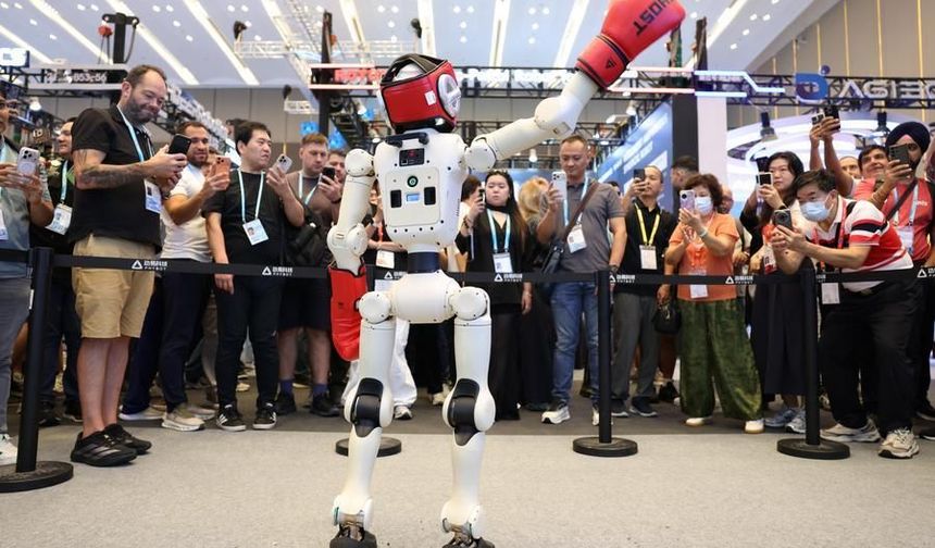 Kanton Fuarı'nda sergilenen robotlar ziyaretçilerden yoğun ilgi gördü