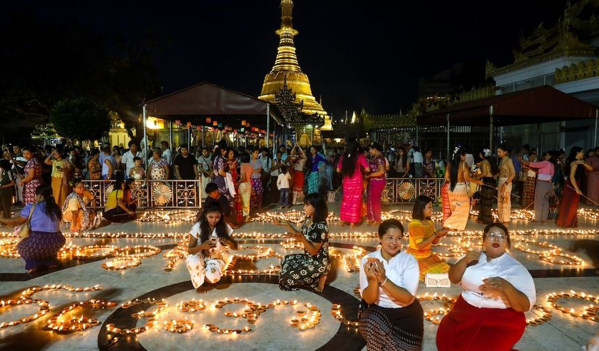 Myanmar'da Thadingyut Işık Festivali başladı