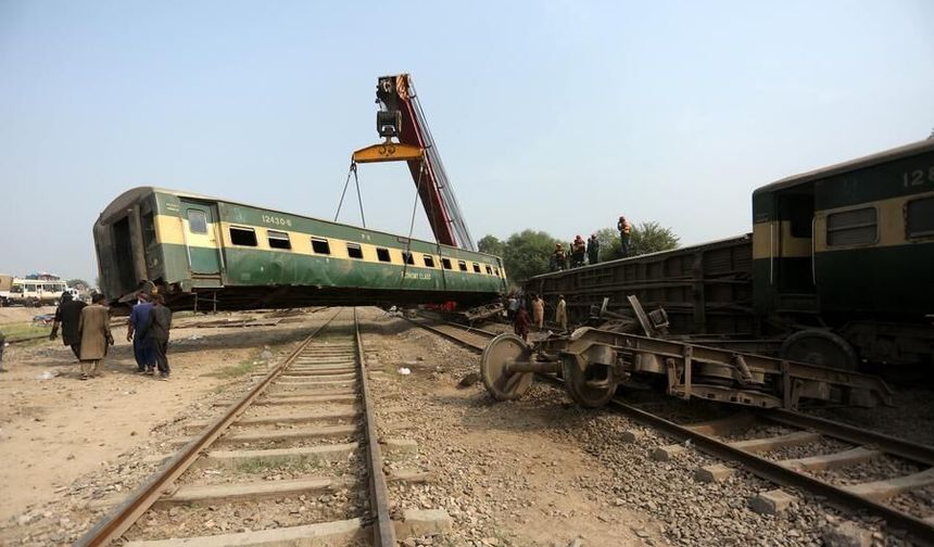 Pakistan'da yolcu treni raydan çıktı: 5 ölü, 30 yaralı