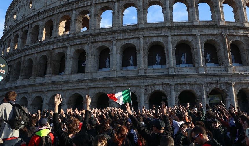 Roma'daki savaş karşıtı protestoda eylemciler ile polis karşı karşıya geldi