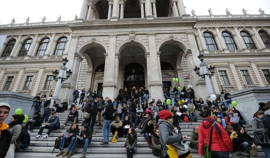 Viyana'da on binlerce kişi üniversite bütçelerindeki kesintileri protesto etti