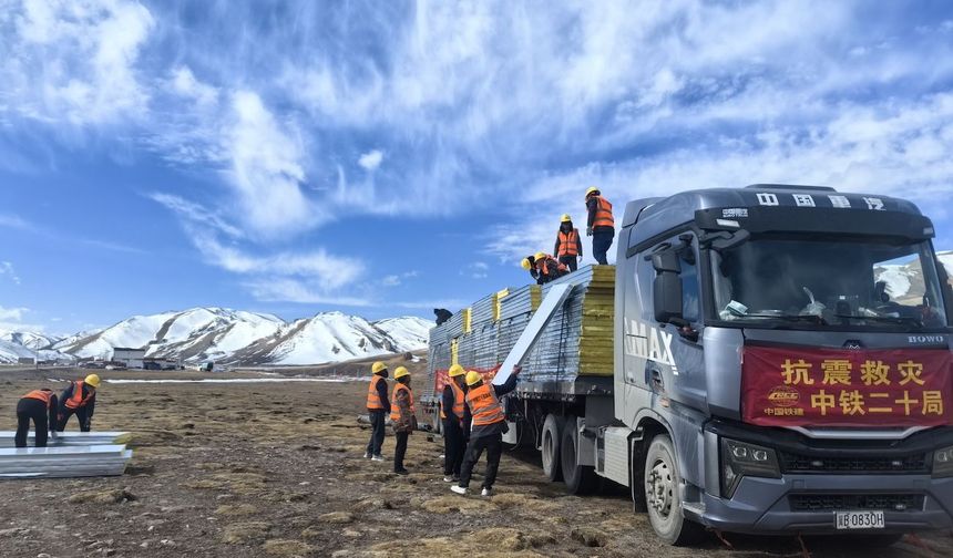 Xizang (Tibet) Özerk Bölgesi'nde depremin ardından prefabrik evler kuruluyor
