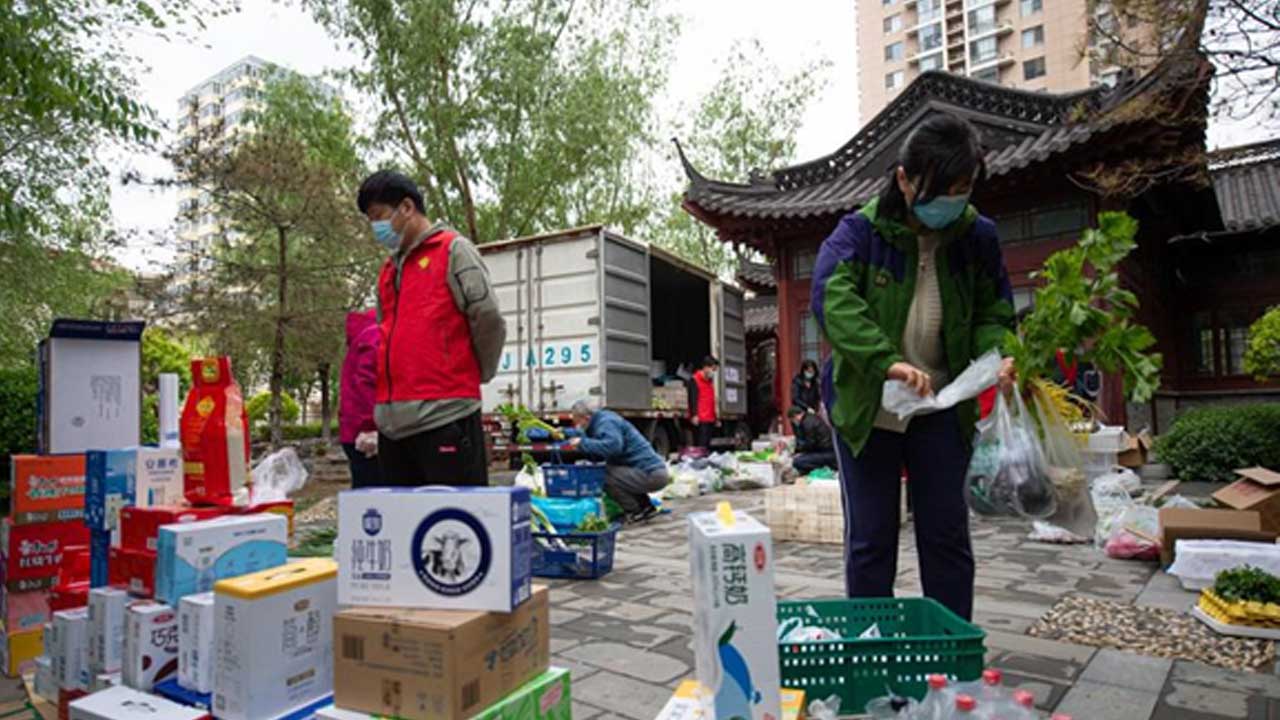 Beijing'in-Chaoyang-Bölgesi'ndeki-bir-toplulukta-günlük-ihtiyaç-malzemeleri-satan-geçici-tezgah-kuruldu,