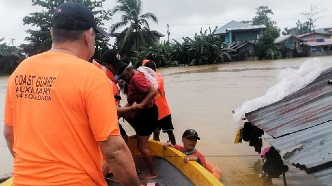 Capiz eyaletinde bir kasabada insanları selden kurtarıyor, 12 Nisan 2022. (Fotoğraf Filipinler Sahil GüvenlikDağıtım Xinhua aracılığıyla)