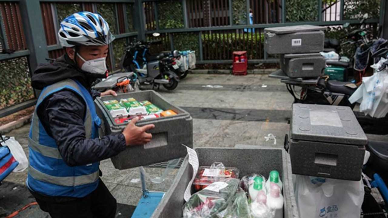 Çin'in-başkenti-Beijing'in-Chaoyang-Bölgesi'ndeki-bir-paket-dağıtım-merkezinde-paketleri-araca-yükleyen-bir-teslimat-görevlisi,