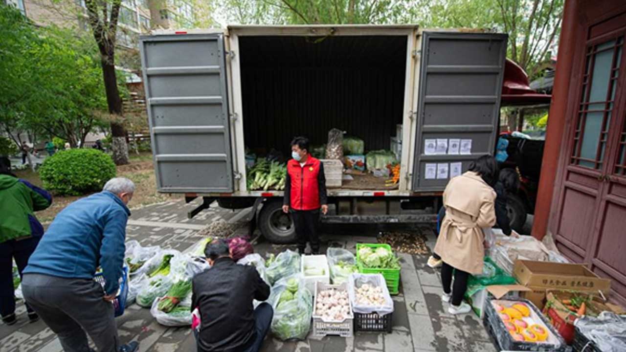 Çin'in-başkenti-Beijing'in-Chaoyang-Bölgesi'ndeki-bir-toplulukta-günlük-ihtiyaç-malzemeleri-satan-geçici-tezgah-kuruldu,