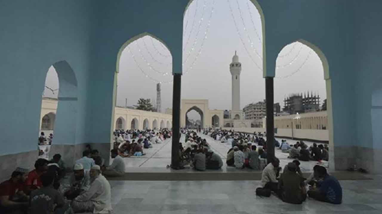 Dakka'daki-Beyt-ül-Mükerrem-Ulusal-Camii'nde-insanlar-toplu-namaz-öncesi-iftara-katılıyor