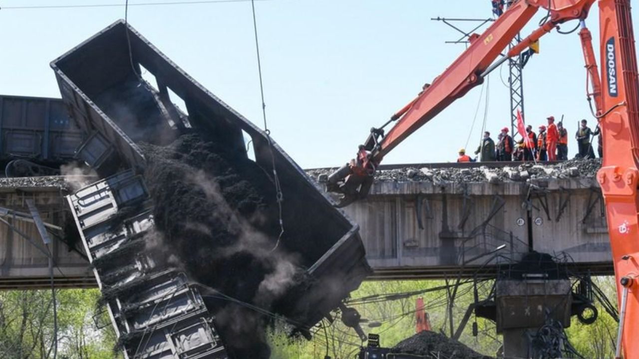 Tianjin'de kaza mahallinde bir vinç raydan çıkan yük treni vagonunu kaldırıyor