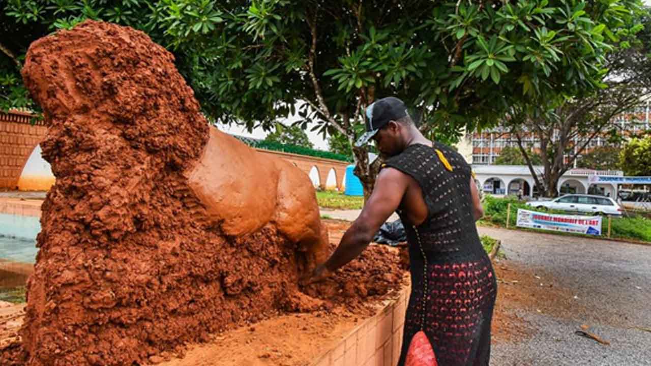 Yaounde'deki-Ulusal-Müze'de,-eseri-üzerinde-çalışan-bir-heykeltraş-görülüyor.