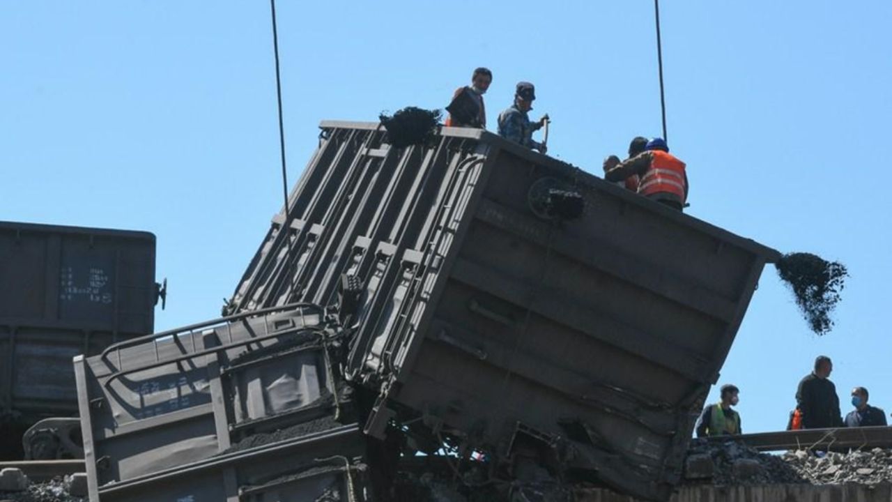 yük treni kazasından sonra kurtarma ekipleri çalışma yürütüyor