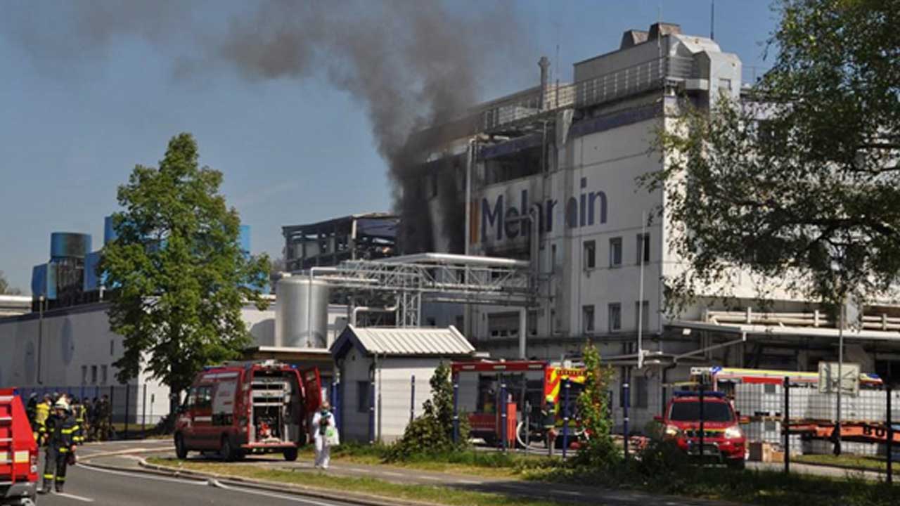 12-Mayıs-2022-tarihli-bu-fotoğrafta,-Slovenya'nın-güneyindeki-Kocevje-kentinde-bulunan-bir-kimya-fabrikasında-yaşanan-patlamanın-ardından-olay-bölgesi-görülüyor.