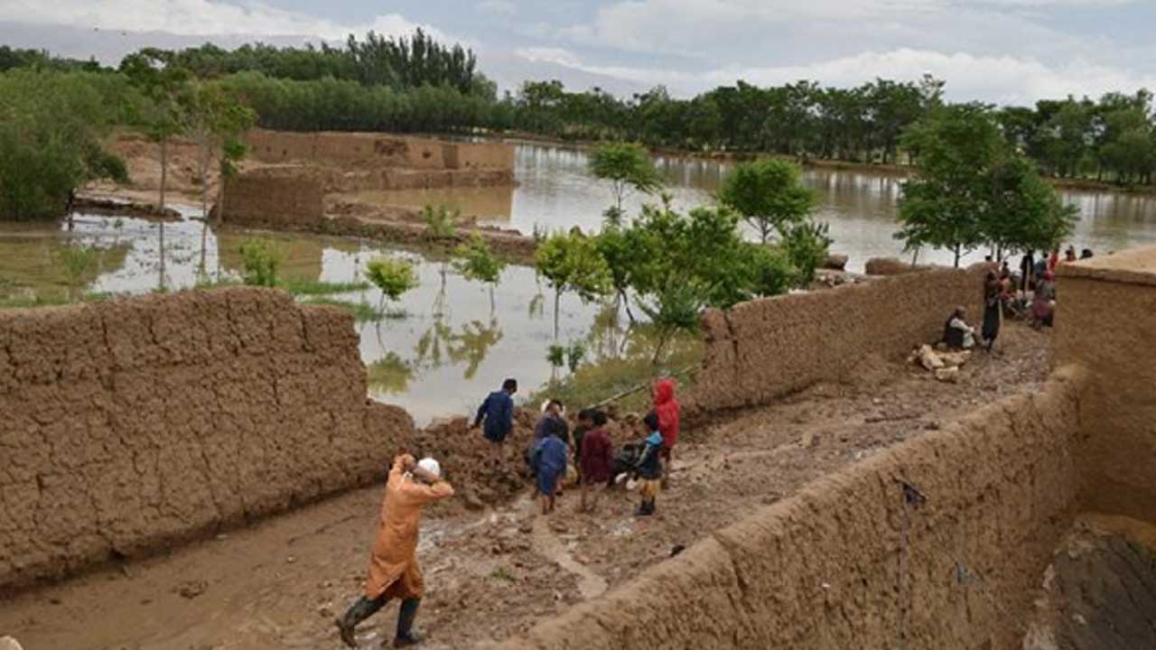 4-Mayıs-2022'de-çekilen-fotoğraf,-Afganistan'ın-Bağlan-vilayetinde-şiddetli-yağmur-nedeniyle-hasar-gören-evleri-ve-yerel-halkı-gösteriyor