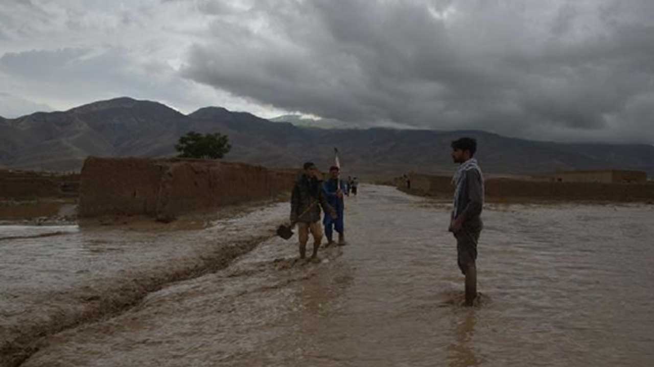 Afganistan'ın-Bağlan-vilayetinde-Afgan-erkekler-şiddetli-yağmur-nedeniyle-hasar-gören-evlerin-dışında-çalışıyor
