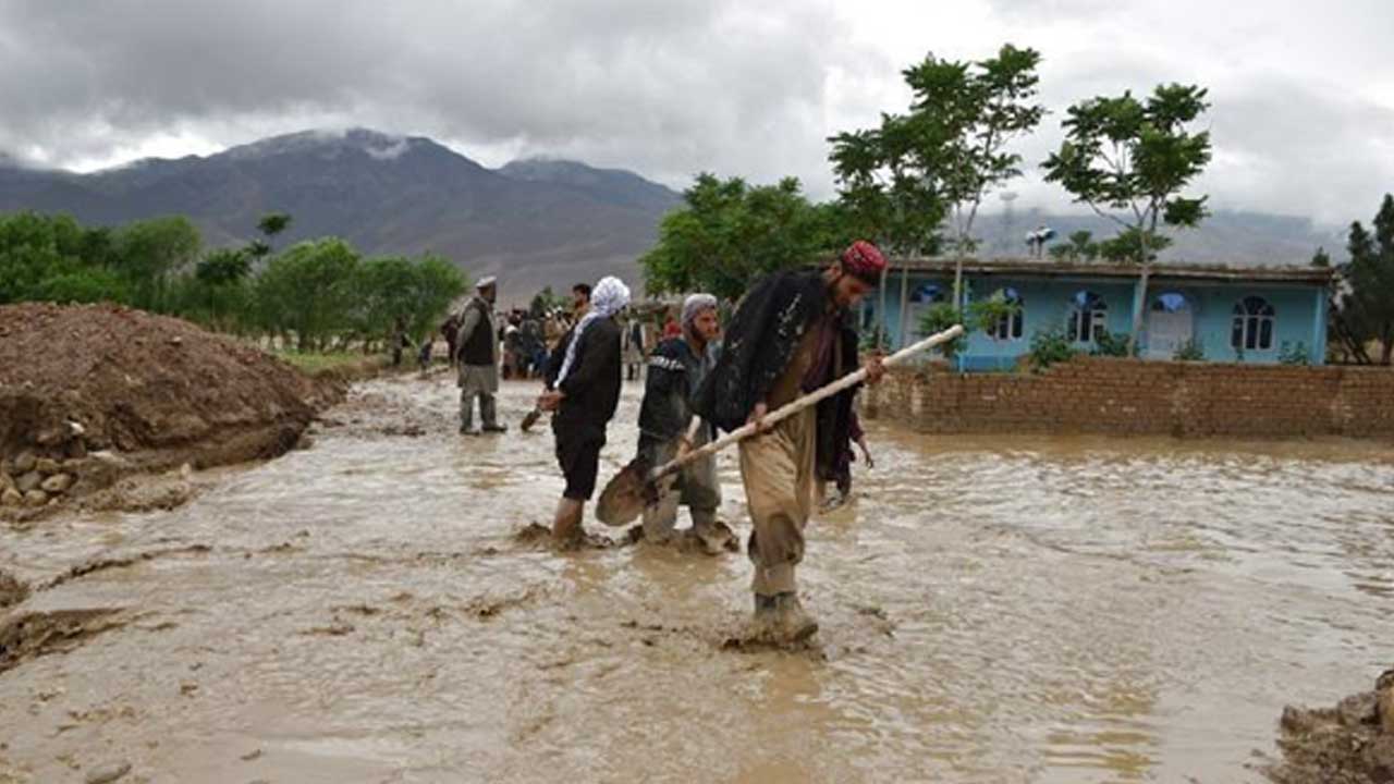 Afganistan'ın-Bağlan-vilayetinde-halk-şiddetli-yağmur-nedeniyle-hasar-gören-evlerin-dışında-çalışıyor,