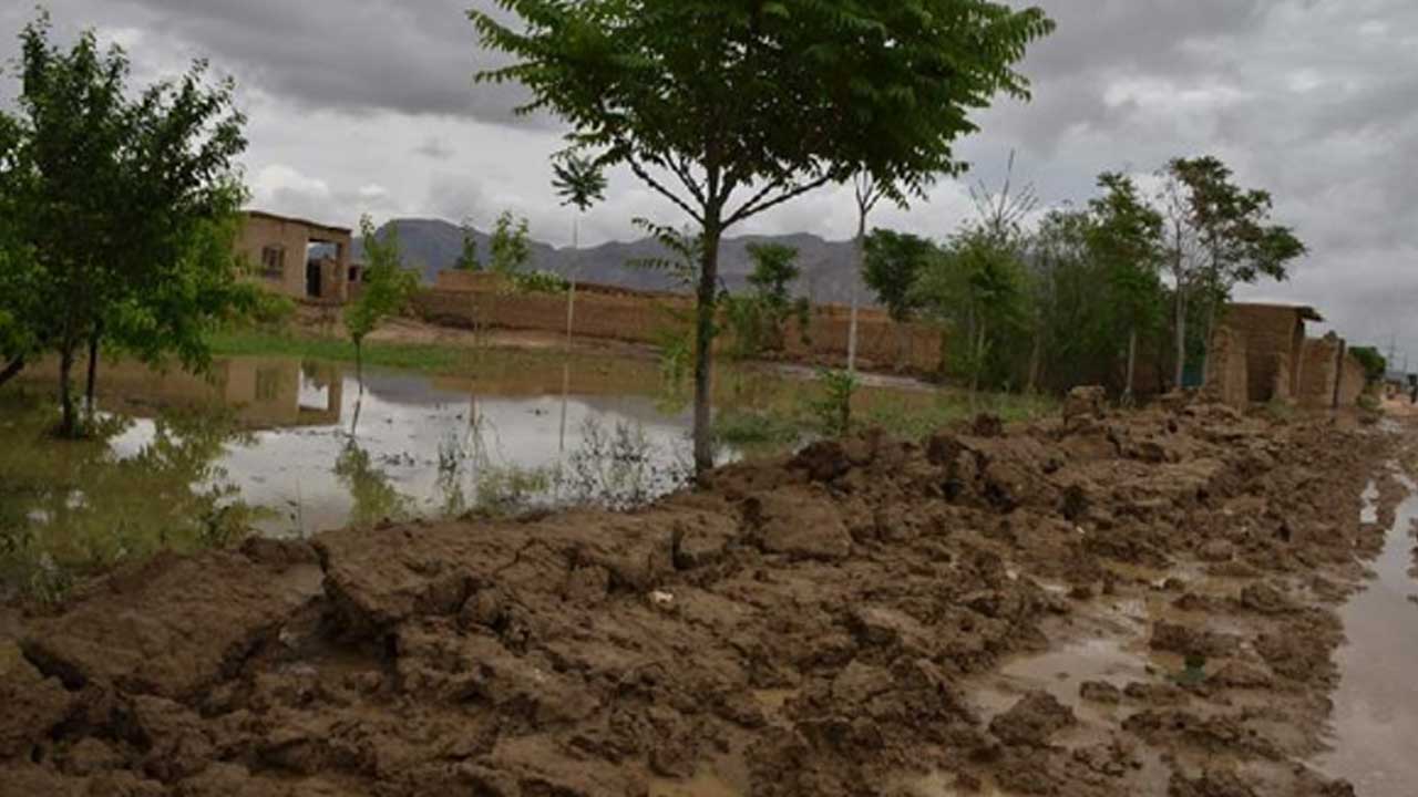 Afganistan'ın-Bağlan-vilayetinde-şiddetli-yağmur-nedeniyle-hasar-gören-evleri-gösteriyor.