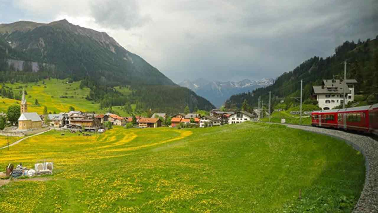 Albula-Bernina-hattında-uzanan-Rhaetian-Demiryolu'nda-eşsiz-manzarada-ilerleyen-bir-tren-görülüyor