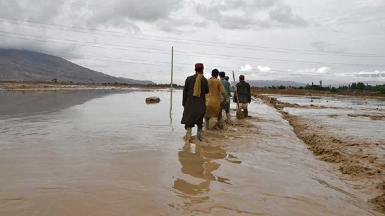 Bağlan-vilayetinde-halk-şiddetli-yağmur-nedeniyle-hasar-gören-evlerin-dışında-çalışıyor
