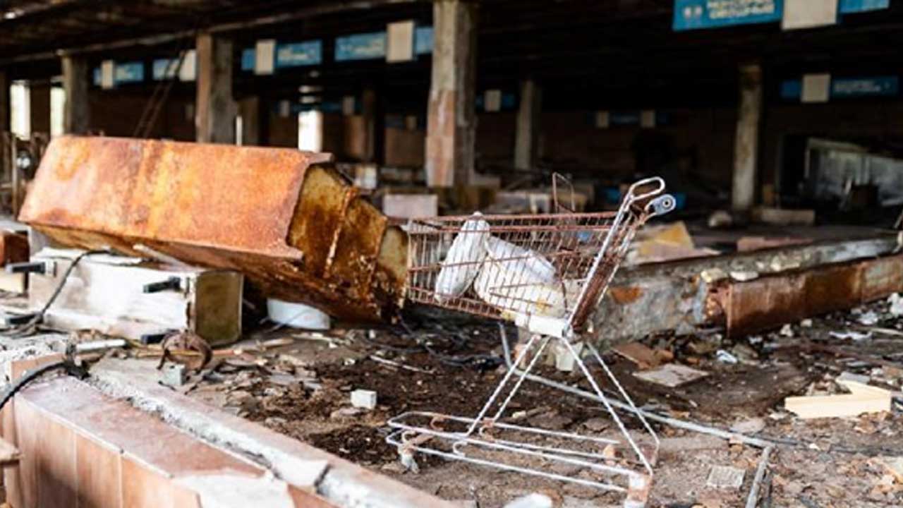 Fotoğrafta,-Ukrayna'daki-Çernobil-Nükleer-Santrali'nin-yakınlarında-bulunan-Pripyat-şehrindeki-enkaz-görülüyor,