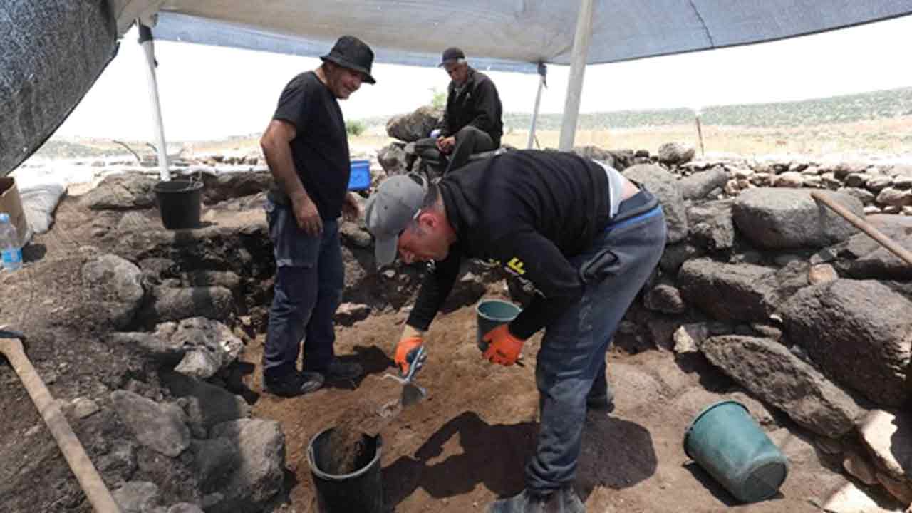 İsrail'in-Tiberya-kenti-yakınlarındaki-Arbel-Deresi'nin-yanındaki-bir-kazı-alanında-çalışıyor