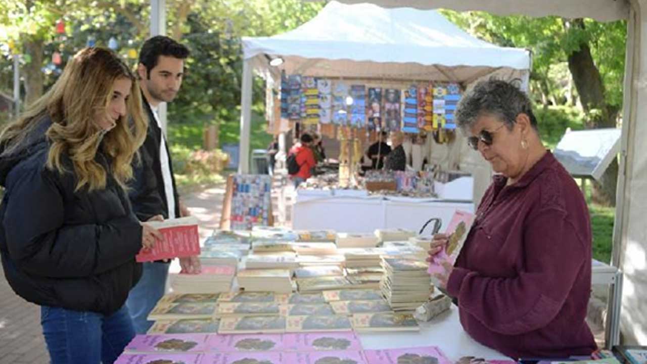 Nezahat-Yeniçeri,-İstanbul'daki-kitap-fuarında-ziyaretçilerle-konuşuyor