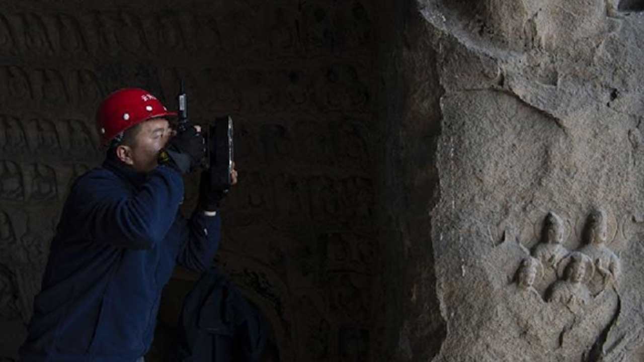 Shanxi-eyaletinde-bulunan-Datong'daki-Yungang-Mağaraları'nda-bir-teknisyen,-Mağara-17'deki-kalıntılarla-ilgili-bilgi-topluyor