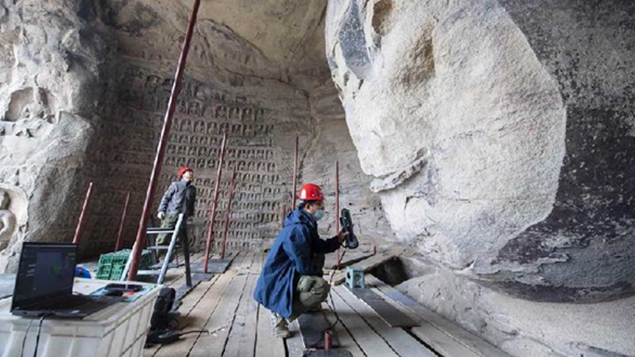 Shanxi-eyaletinde-bulunan-Datong'daki-Yungang-Mağaraları'nda-teknisyenler,-Mağara-17'deki-kalıntılarla-ilgili-bilgi-topluyor
