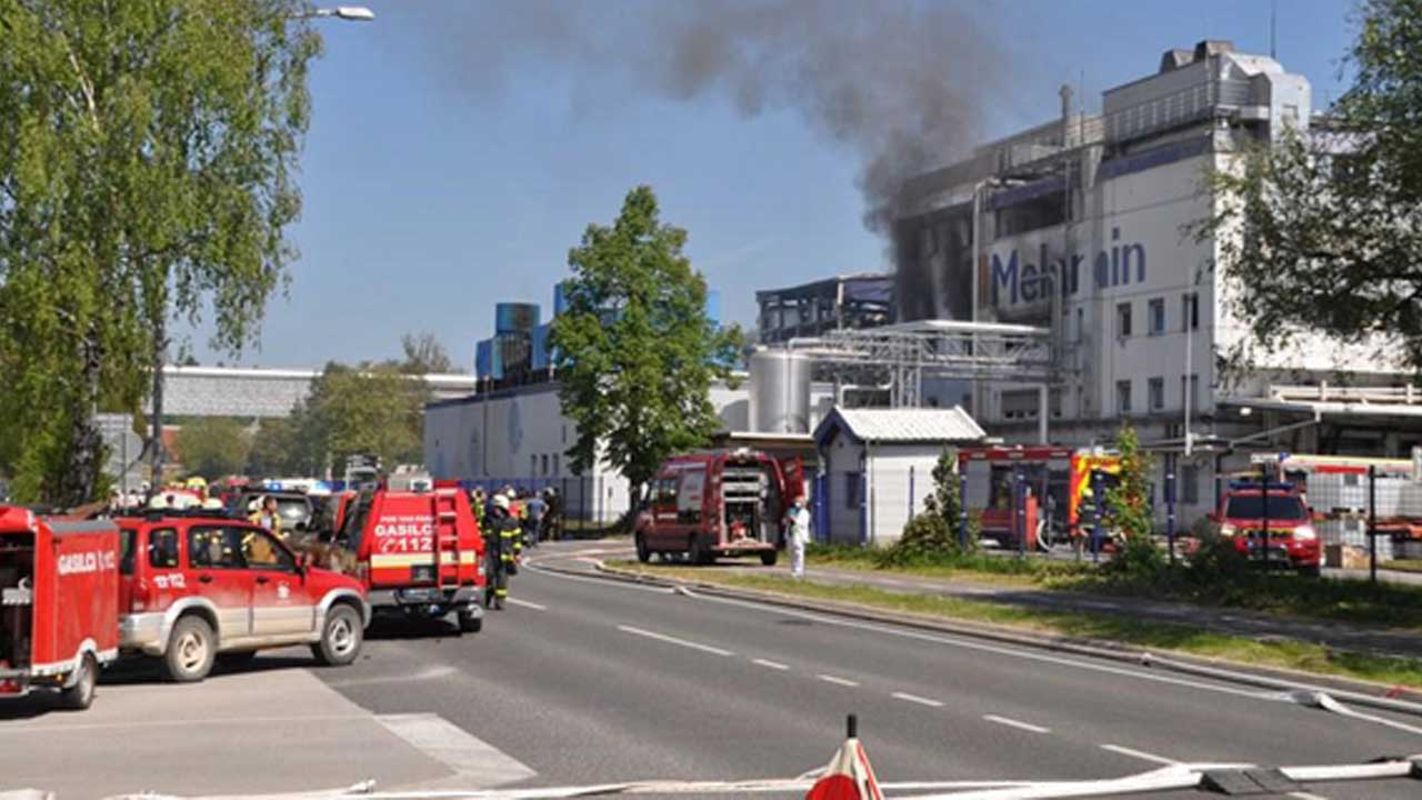 Slovenya'nın-güneyindeki-Kocevje-kentinde-bulunan-bir-kimya-fabrikasında-yaşanan-patlamanın-ardından-olay-bölgesi-görülüyor.