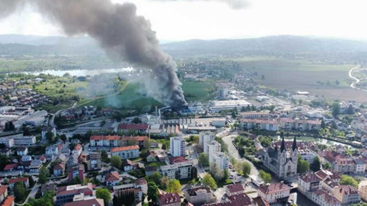 Slovenya'nın-güneyindeki-Kocevje-kentinde,-patlama-yaşanan-bir-kimya-fabrikasından-yükselen-siyah-dumanlar-görülüyor.