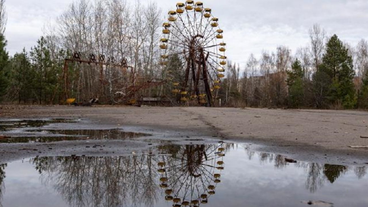 Ukrayna'da bulunan Çernobil nükleer enerji santrali yakınında bir dönme dolap görülüyor, 12 Kasım 2019. (Fotoğraf Bai XueqiXinhua)