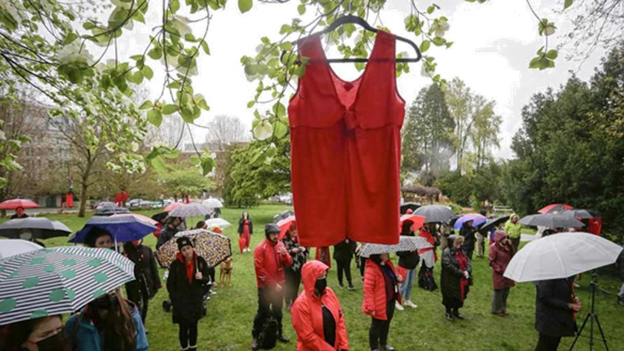 Vancouver-kentinde-Belediye-Binası'nın-dışında-kaybolan-ve-öldürülen-yerli-kadın-ve-kızları-anmak-için-düzenlenen-etkinliğe-katılan-insanlar.