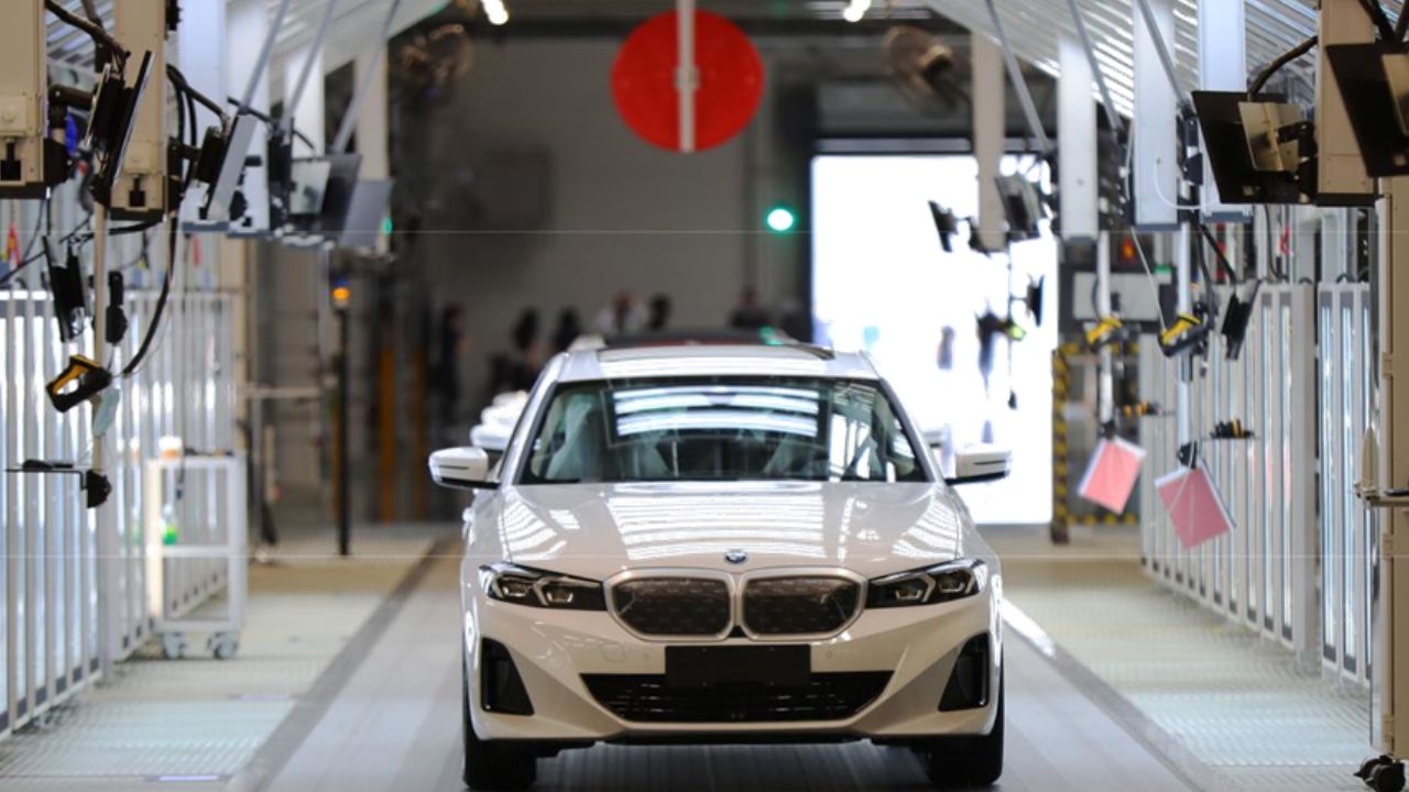 BMW Brilliance Automotive (BBA) şirketinin Çin'in kuzeydoğusundaki Liaoning eyaletinin merkezi Shenyang kentindeki Lydia Fabrikası'nda otomobiller görülüyor, 23 Haziran 2022. (Fotoğraf Yang QingXinhua)