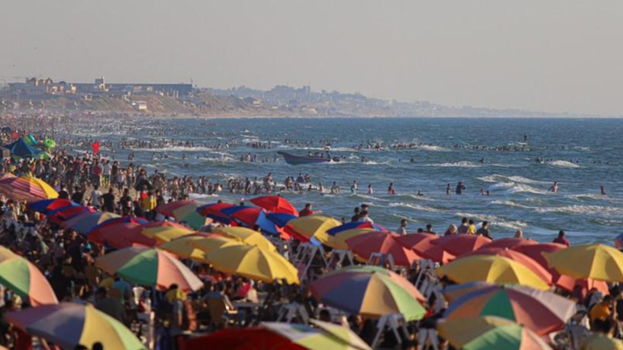 Gazze'nin Akdeniz kıyısında sıcak havada eğlenen insanlar, 10 Haziran 2022. (Fotoğraf Rizek AbdeljawadXinhua)