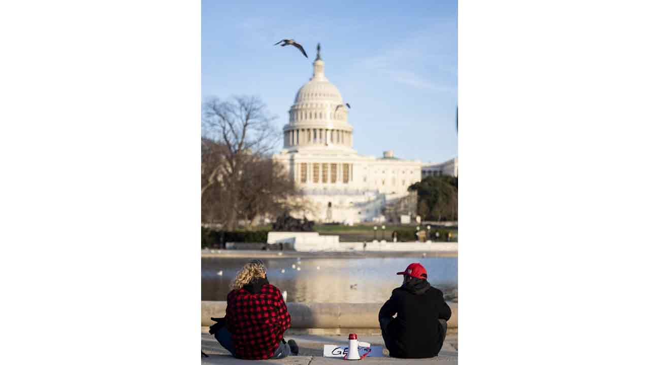 Washington-D.C.'de-protestocuların-ABD-Senato-binasını-basmasından-bir-gün-sonra-Senato-binasının-yakınlarında-Başkanı-Donald-Trump'ın-taraftarları-görülüyor