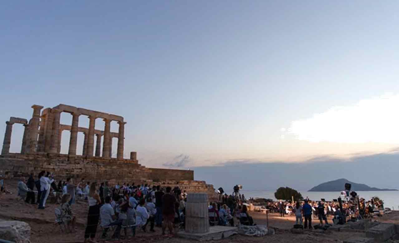 Yunanistan'ın-başkenti-Atina'nın-yaklaşık-70-km-güneydoğusunda-yer-alan-Sounion-Burnu'ndaki-Poseidon-Tapınağı-kalıntılarının-önünde-bir-müzikal-icra-ediyor