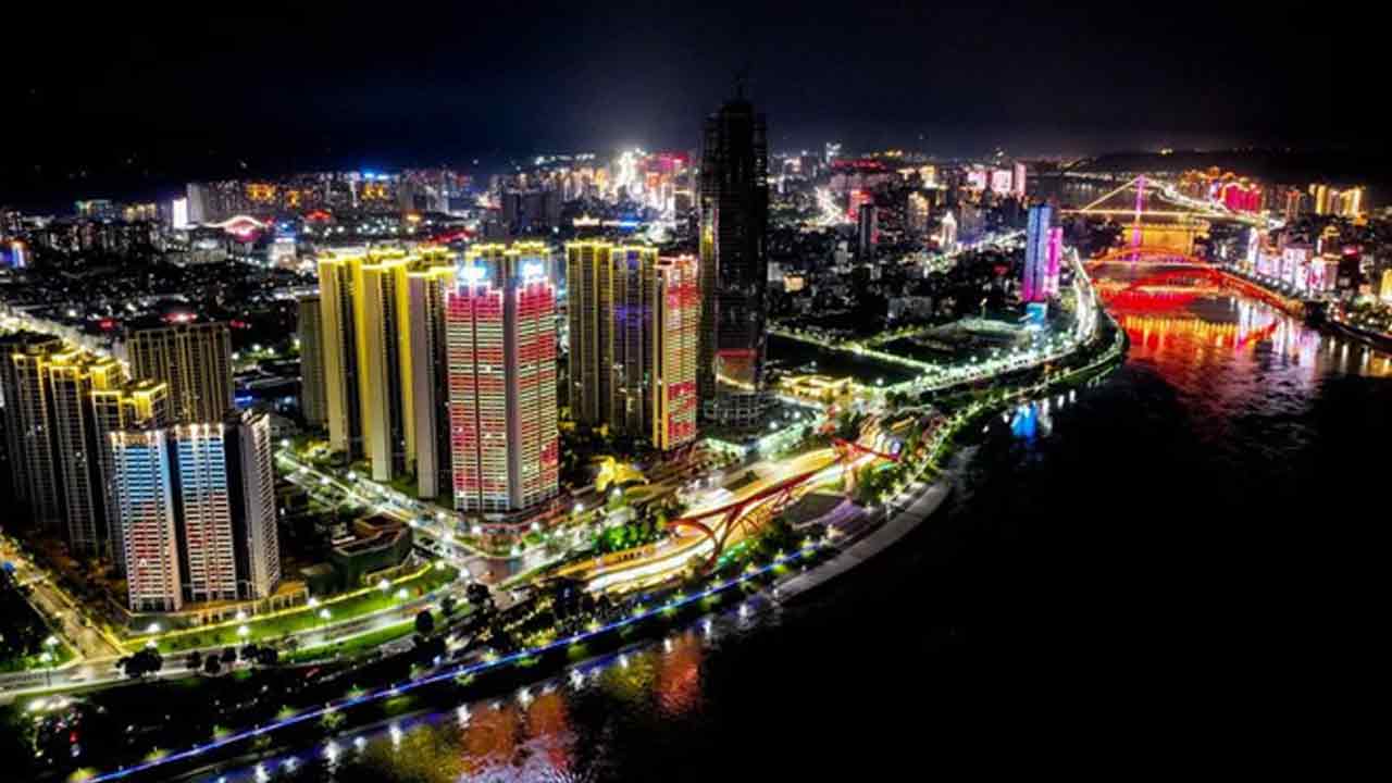 2022'de-havadan-çekilen-fotoğraf,-Çin'in-güneybatısında-yer-alan-Sichuan-eyaletine-bağlı-Yibin'den-bir-gece-manzarası-gösteriyor