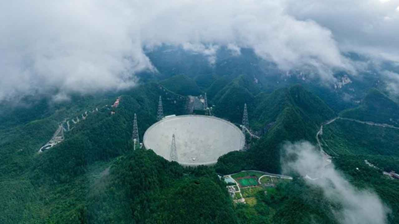 Çin'in-güneybatısında-yer-alan-Guizhou-eyaletinde-bakımı-süren-500-metrelik-Diyaframlı-Küresel-Radyo-Teleskobu-(FAST)-görülüyor,-1