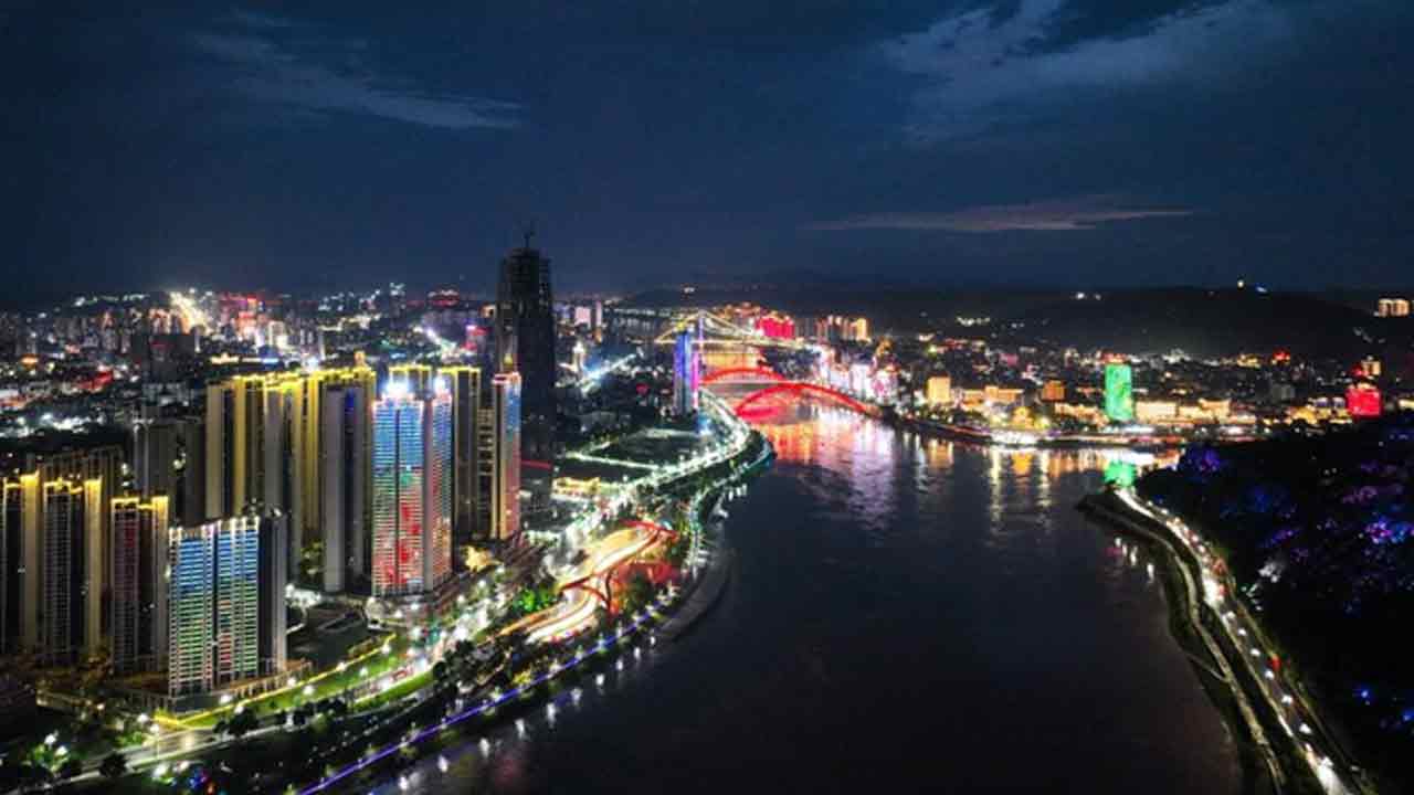 Çin'in-güneybatısında-yer-alan-Sichuan-eyaletine-bağlı-Yibin'den-bir-gece-manzarası-gösteriyor.