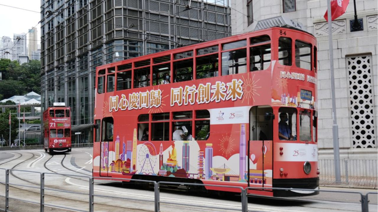 Çin'in güneyindeki Hong Kong'da, Hong Kong'un anavatana dönüşünün 25. yıl dönümünü kutlamak için resimlerle donatılmış bir otobüs görülüyor, 30 Haziran 2022. (Fotoğraf Wang ShenXinhua)