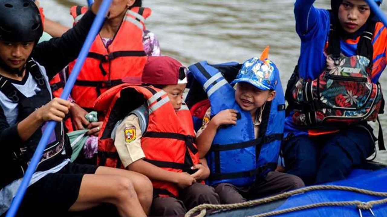 Endonezya'nın-Batı-Cava-eyaletindeki-Garut'ta-ilkokul-öğrencilerinin-bir-botla-Cimanuk-Nehri'ni-geçmesine-yardım-ediyor