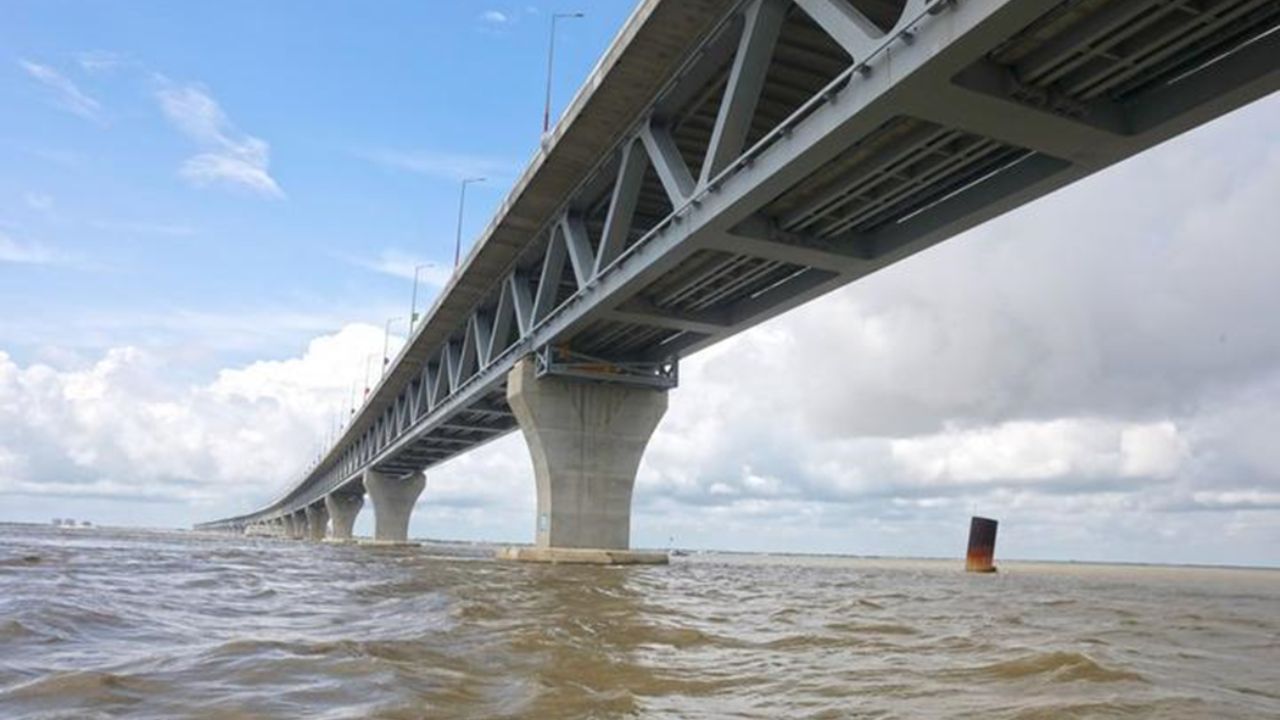 Fotoğrafta Bangladeş'in Munshiganj bölgesinde Çinli bir firma tarafından inşa edilen ülkenin en büyük köprüsü olan Padma Köprüsü görülüyor, 25 Haziran 2022. (Fotoğraf Xinhua)