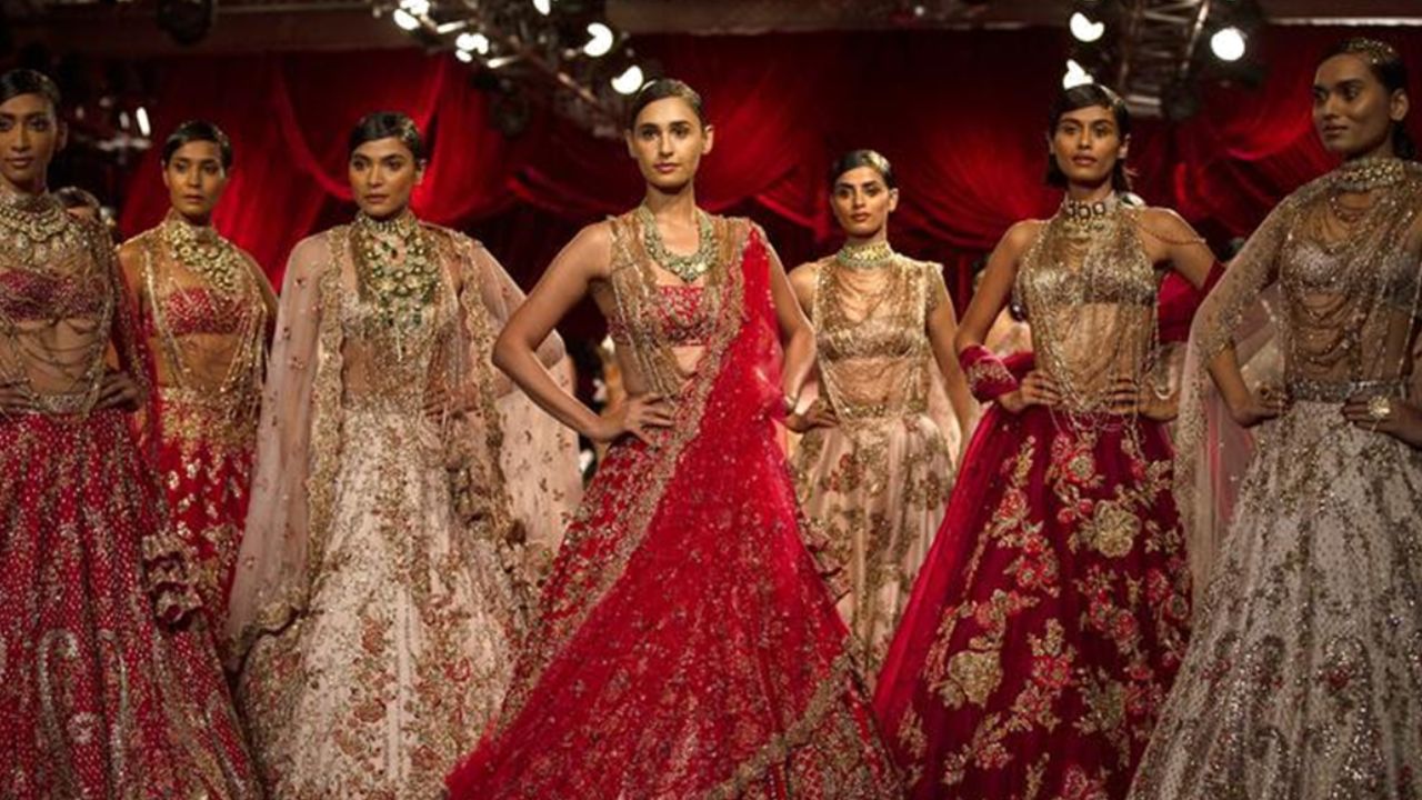 Hindistan'ın başkenti Yeni Delhi'de düzenlenen FDCI Hindistan Moda Haftası'nda Hindistanlı tasarımcı Dolly J'nin kreasyonlarını sergileyen modeller, 28 Temmuz 2022. (Fotoğraf Javed DarXinhua) (1)