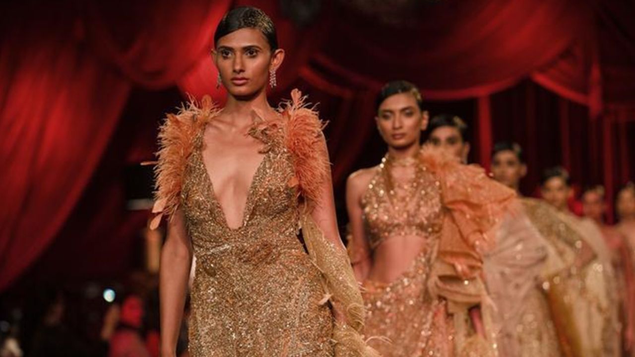 Hindistan'ın başkenti Yeni Delhi'de düzenlenen FDCI Hindistan Moda Haftası'nda Hindistanlı tasarımcı Dolly J'nin kreasyonlarını sergileyen modeller, 28 Temmuz 2022. (Fotoğraf Javed DarXinhua) (2)