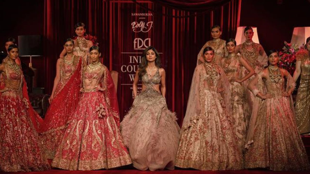 Hindistan'ın başkenti Yeni Delhi'de düzenlenen FDCI Hindistan Moda Haftası'nda Hindistanlı tasarımcı Dolly J'nin kreasyonlarını sergileyen modeller, 28 Temmuz 2022. (Fotoğraf Javed DarXinhua) (3)