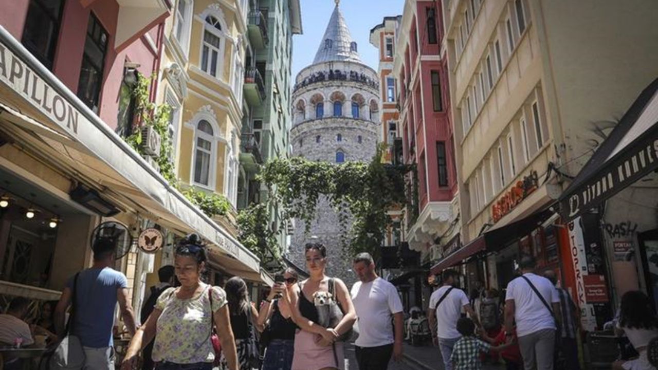 İstanbul'da Galata Kulesi yakınlarında turistler görülüyor, 26 Temmuz 2022. (Fotoğraf Ünal ÇamXinhua)