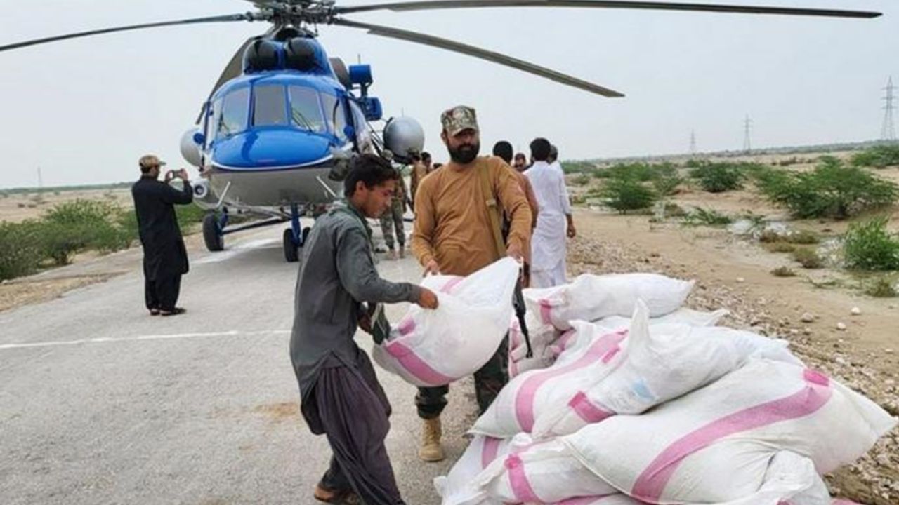 Pakistan ordusunun medya kanadı Servisler Arası Halkla İlişkiler (ISPR) tarafından 28 Temmuz 2022 tarihinde yayınlanan bu fotoğrafta Pakistan'ın güneybatısındaki Belucistan eyaletinin Lasbela bölgesinde gıda y