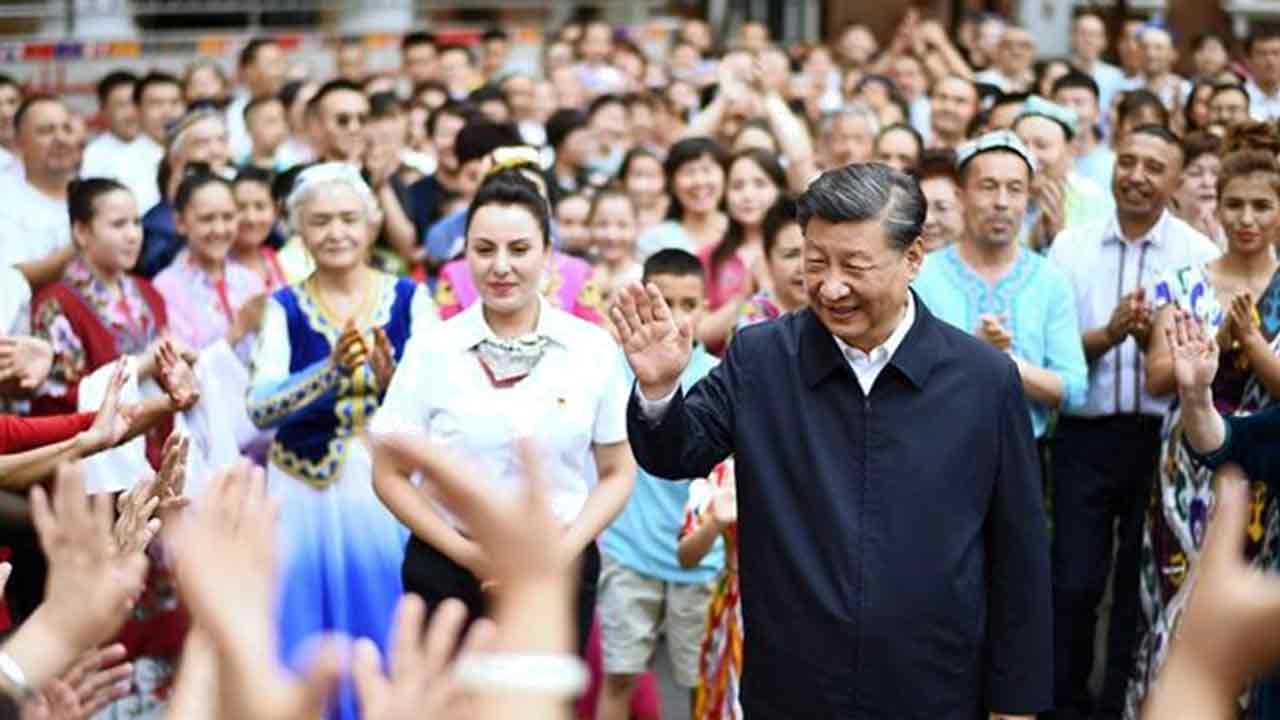 Xi-Jinping,-Çin'in-kuzeybatısında-yer-alan-Xinjiang-Uygur-Özerk-Bölgesi'nin-merkezi-Urumqi-şehrine-bağlı-Tianshan-bölgesinde-Guyuanxiang-topluluğunu-ziyaret-ederken