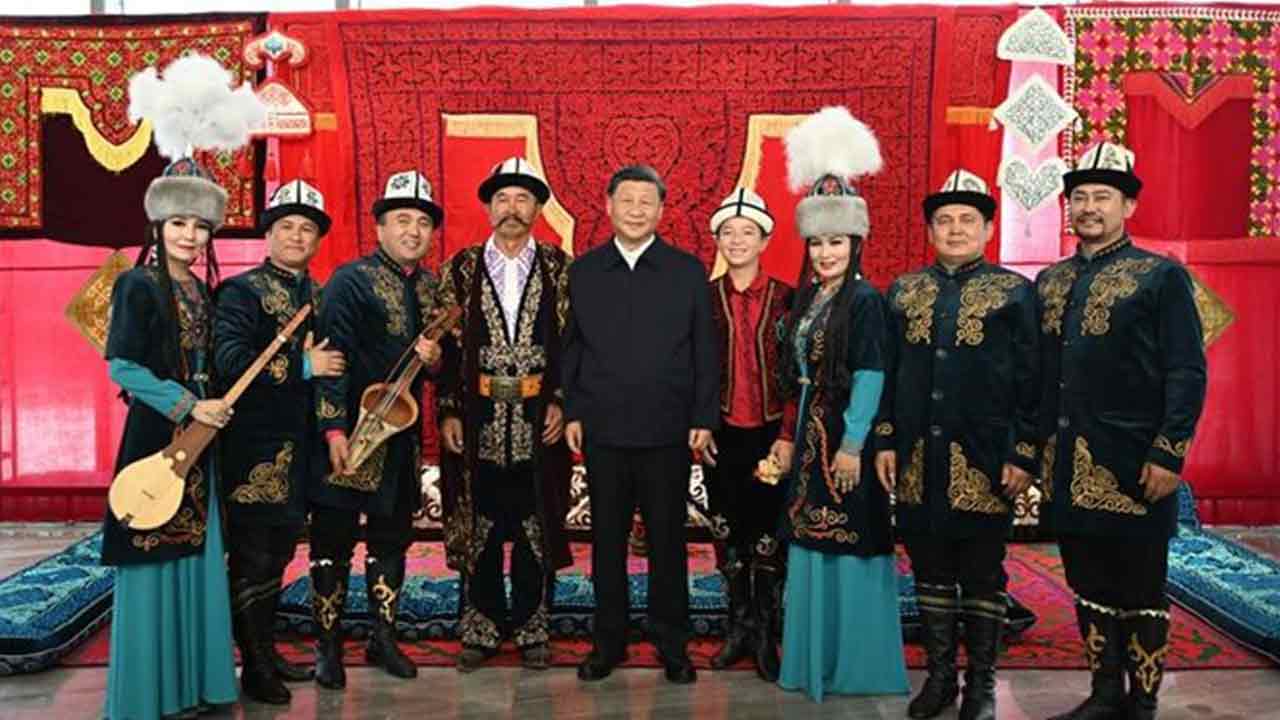 Xi-Jinping,-Xinjiang-Uygur-Özerk-Bölgesi-Müzesi'ni-ziyaret-ederken-somut-olmayan-kültürel-miras-olarak-kayda-geçen-Manas-sanatçıları-ile-fotoğraf-çektiriyor