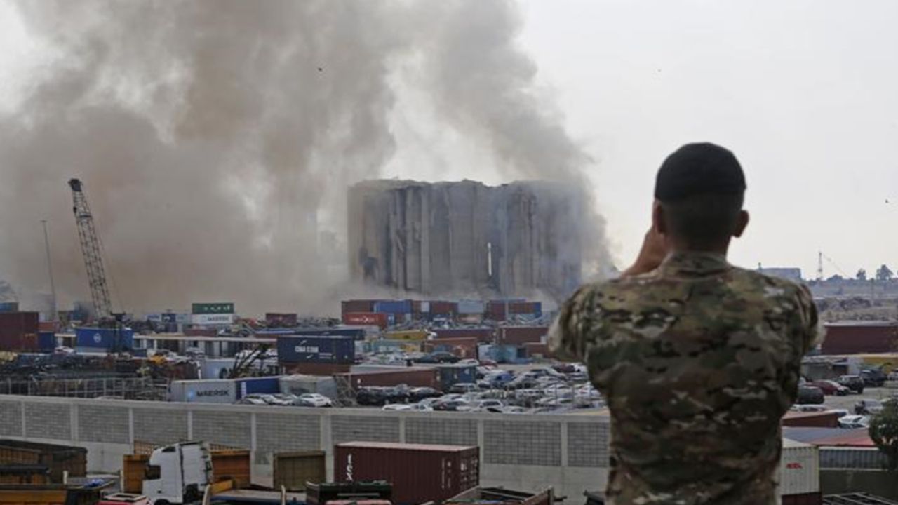 Beyrut'ta bulunan Beyrut Limanı'nda tahıl silolarının bir kısmının çökmesinin ardından toz bulutu yükseliyor, 4 Ağustos 2022. (Fotoğraf Bilal JawichXinhua) 