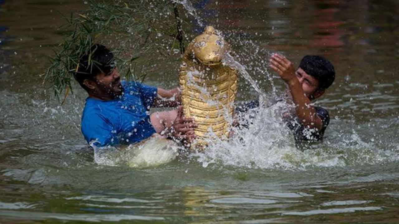 Bhaktapur-kentinde-insanlar,-Naga-Panchami-festivalinde-dini-bir-ritüeli-yerine-getiriyor