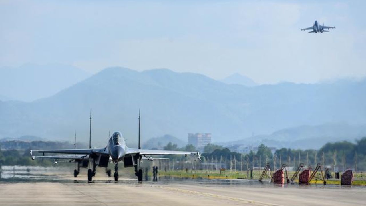 Çin Halk Kurtuluş Ordusu Doğu Harekat Alanı Komutanlığı'na bağlı hava kuvvetleri ve deniz hava kuvvetleri, Taiwan Adası çevresinde operasyonlarda bulunmak üzere savaş uçakları uçuruyor, 4 Ağustos 2022. (Fotoğr